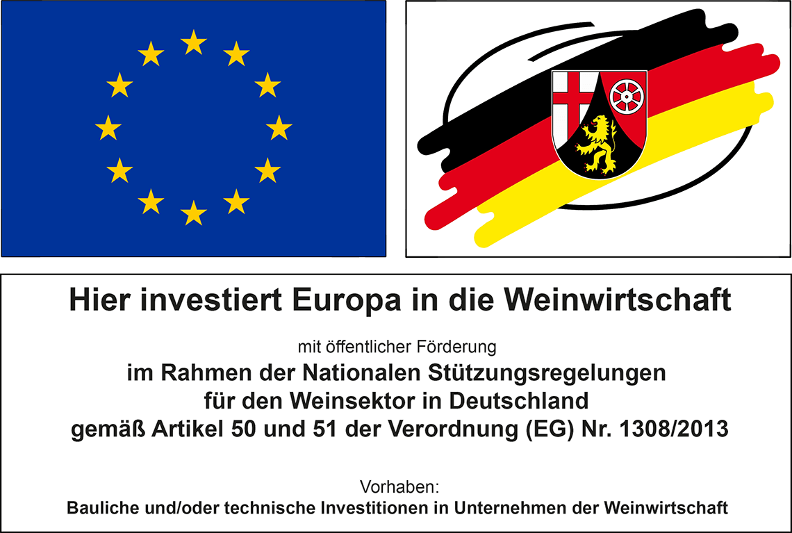 Europaflagge, Rheinland-Pfalz Wappen, Text: Hier investiert Europa in die Weinwirtschaft mit öffentlicher Förderung im Rahmen der Nationalen Stützungsregelungen für den Weinsektor in Deutschland gemäß Artikel 50 und 51 der Verordnung (EG) Nr. 1308/2013

Vorhaben: Bauliche und/oder technische Investitionen in Unternehmen der Weinwirtschaft