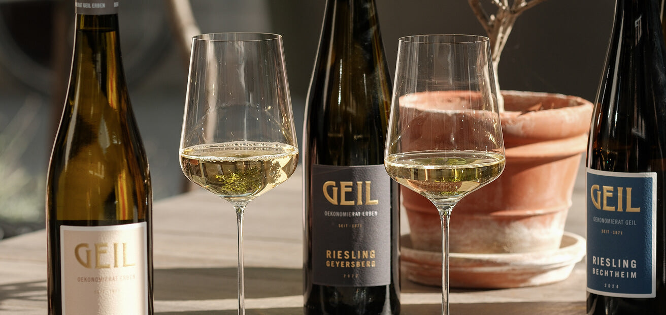 Weinflaschen und Gläser auf einem Tisch